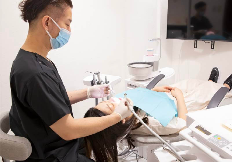 医師が患者の治療をしている。